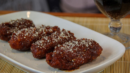 Buffalo wings greased in barbecue sauce