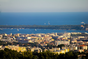 Obraz premium a view of the Île Sainte-Marguerite from Cannes