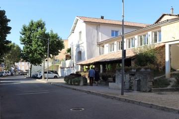 Rue Centrale dans le village de Communay - Département du Rhône - France