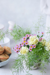 kwiaty i babeczki stół