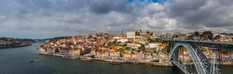 Fototapeta premium The Beautiful grand panorama view of the old city and Ponte Luis Bridge across the Duoro River in Porto, Potugal.
