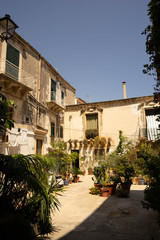 Fototapeta na wymiar Cour intérieur d'une grande villa en Sicile