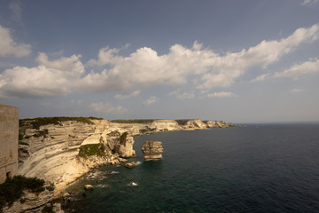 Falaises de calcaire sur la mer, sous un ciel nuageux