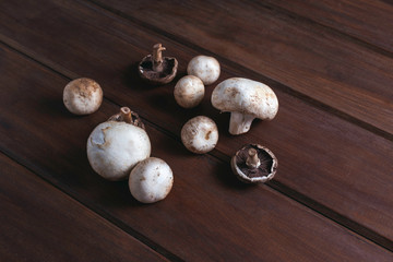 Champignones over a wooden table