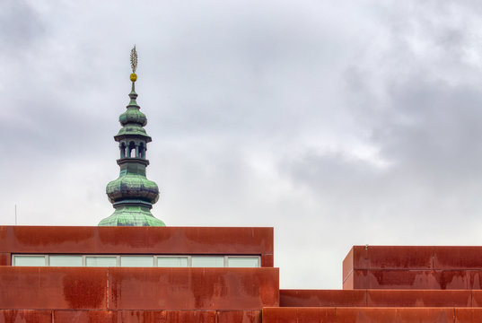 Kirchturm im Kontrast zu moderner Architektur