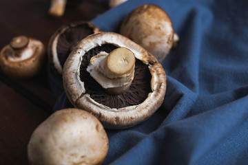 Champignones over a wooden table