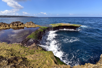 Fototapeta premium The coast called Devil's Tear on the western side of Nusa Lembongan Island, Bali, Indonesia