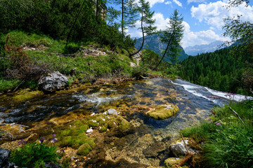 Dolomity. Potok górski nad wodospadem Fanes (Cascate di Fanes)