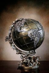 Mappamondo antico con ingranaggi