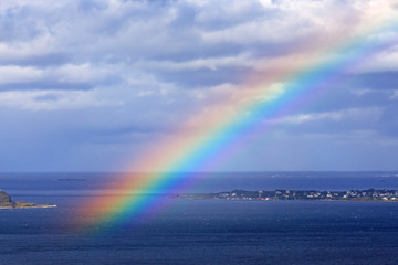 Naklejka na ściany i meble Intensiver Regenbogen über der Insel Giske im Atlantik vor Ålesund in Norwegen, Europäisches Nordmeer