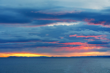 Naklejka na ściany i meble Sonnenaufgang über dem Atlantik vor Norwegen, Europäisches Nordmeer