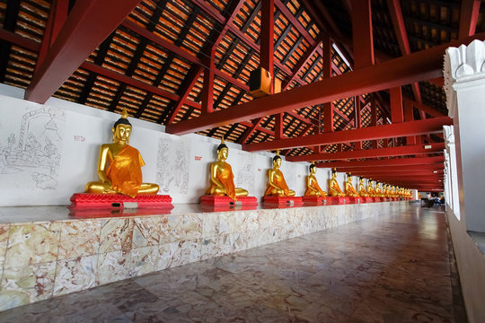 Buddha images enshrined in Wat Phra Mahathat Woramahawihan.