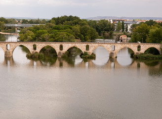 puente romano en el rio a su paso por zamora
