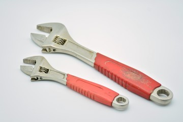 Un par de llaves ajustables puestas de diferentes formas