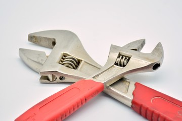 Un par de llaves ajustables puestas de diferentes formas