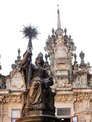 diosa con cetro de estrella junto a la catedral