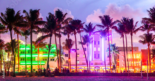 Fototapete Miami Beach Ocean Drive Hotels And Restaurants At Sunset City Skyline With Palm Trees At Night Art Deco Nightlife On South Beach Mariakray