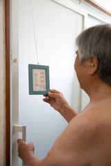 補聴器を外し忘れて入浴するシニア