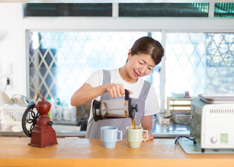 コーヒーを渡す主婦