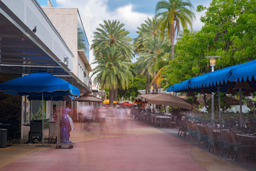 Miami Beach Lincoln Road promenade shops and restaurants