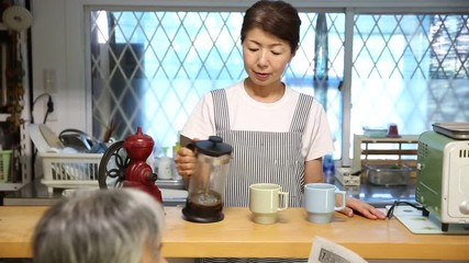 珈琲を渡す主婦
