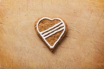 Naklejka na ściany i meble Heart of the cookie and wooden background