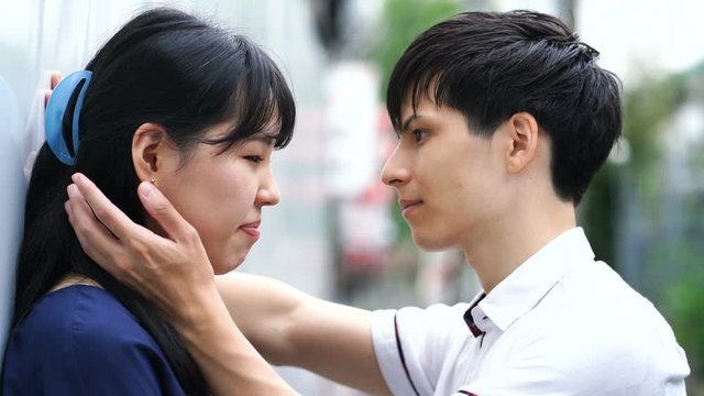 キスをするカップル