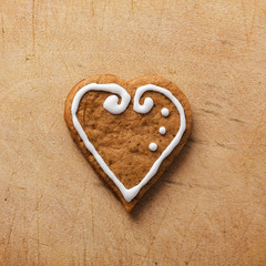 Naklejka na ściany i meble Heart of the cookie and wooden background