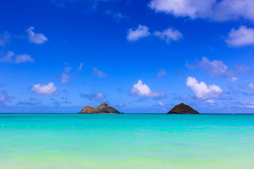 Fototapeta premium Beautiful view of the Lanikai Beach with the twin islands of Na Mokulua off shore in Haiwaii