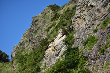 Fototapeta na wymiar 斜めの柱状節理の崖