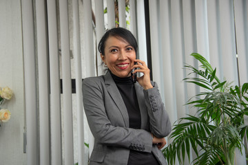mujer latina empresaria, jefe de oficina, milenial, formal, ejecutiva, morena, fleco