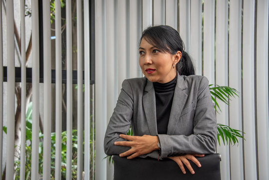 mujer latina empresaria, jefe de oficina, milenial, formal, ejecutiva, morena, fleco