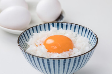 白背景に白ご飯と生卵　rice egg 