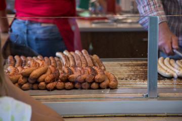 Bratwurst und Krakauer auf Gas Grill am Imbiss Stand bei Markt oder Fest