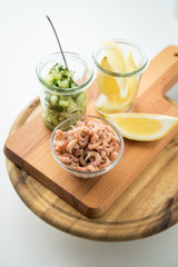 Norddeutsche Friesische Nordseekrabben in Glas Schale mit Gurkensalat und Zitronen 