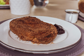 Pan francés casero realizado con pan de caja y servido con mermelada para el desayuno