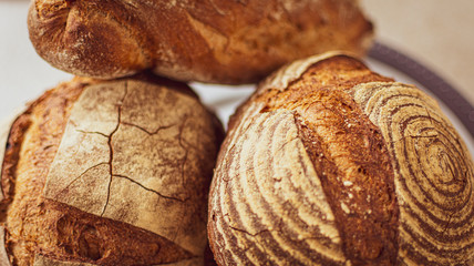 Piezas de pan rústico sobre la mesa