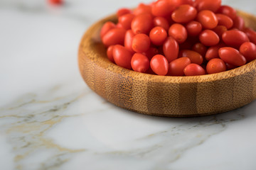 Frische Goji-Beeren Superfood in Bambus Holzschale auf Marmor Hintergrund