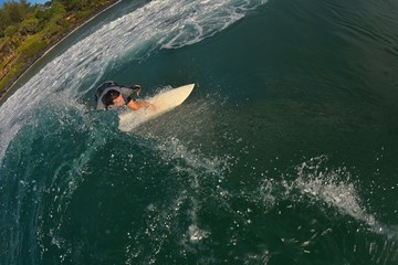 Obraz premium surfeur sur une vague en australie