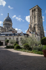 Tour et D&ocirc;me dans la ville de Tours