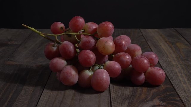 Racimo de uvas rojas en la mesa
