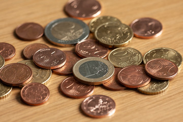 verschiedene Euro-Münzen auf Tisch ( Bargeld)