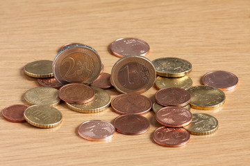 Münzen auf Tisch ( Bargeld)