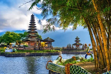 Zelfklevend Fotobehang Pura Ulun Danu Bratan-tempel in Bali, Indonesië. © tawatchai1990