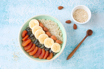 Fototapeta premium Quinoa- Frühstück 