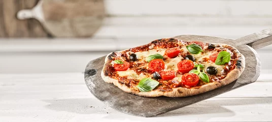 Fototapeten Italienische Pizza Margherita mit extra Beilagen © exclusive-design