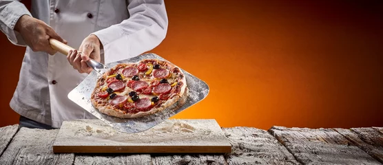 Schilderijen op glas Chef with a delicious homemade pepperoni pizza © exclusive-design