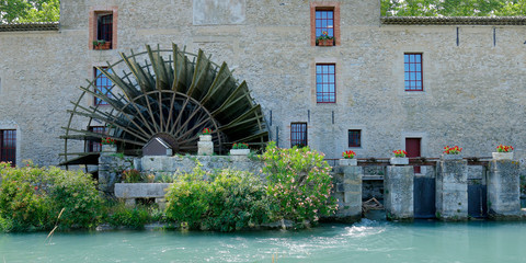 wheel of water mill in the south of france  © MICHEL