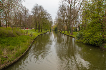 Fototapeta na wymiar paseo por el rio en Amsterdam 