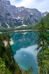 Fototapeta na wymiar pragser wildsee in den dolomiten in südtirol nord italien